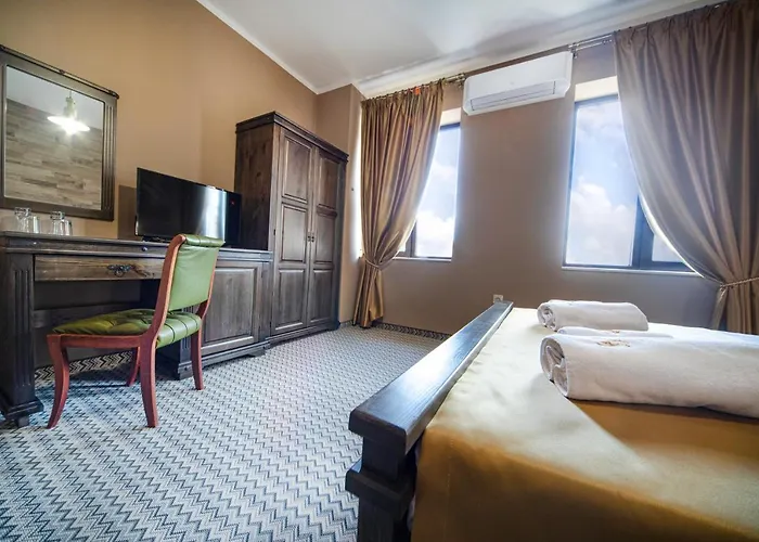 Antique - Free Private Parking 酒店 3*