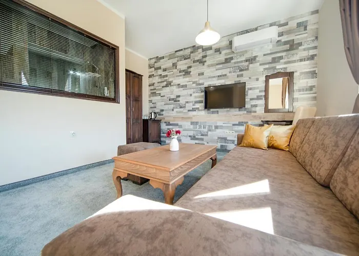 Antique - Free Private Parking 酒店 3*