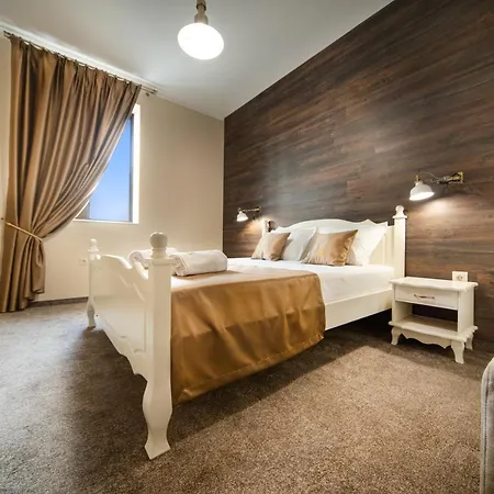 Antique - Free Private Parking Otel