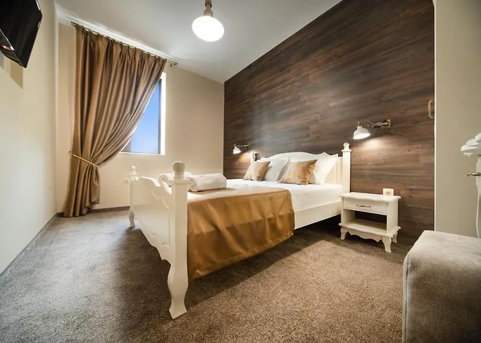 Antique - Free Private Parking Готель