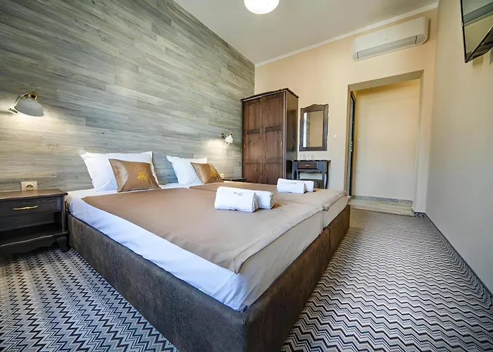 Antique - Free Private Parking Готель